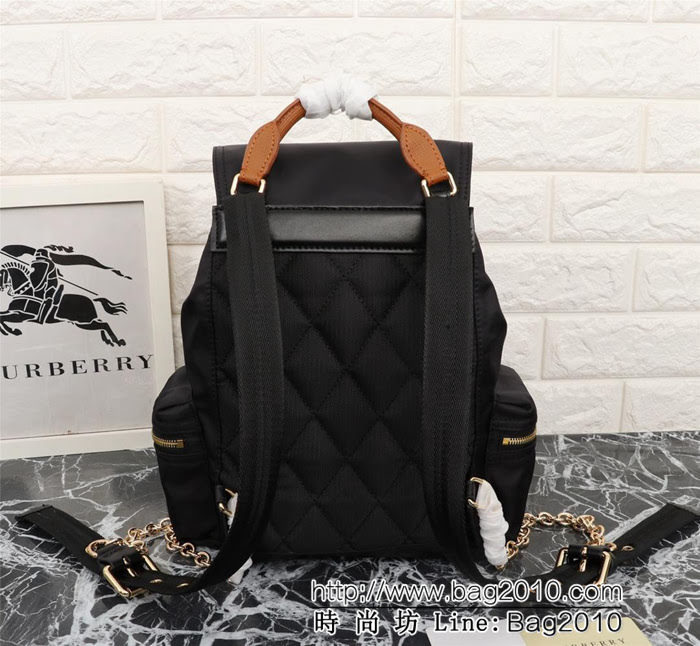 BURBERRY巴寶莉 新款背包 肩背式軍旅背包 品牌典藏的軍風包款 正面飾有Burberry立體字母徽標 9721s  Bhq1155